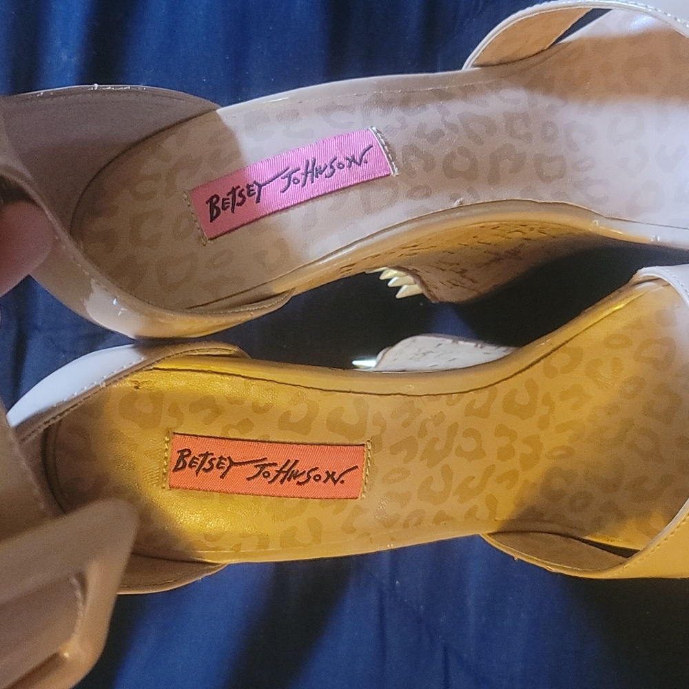 Betsey Johnson Heals Size 8 - Picture 3 of 4